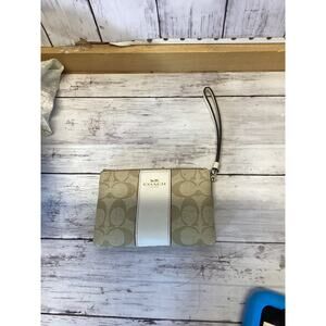 Coach - Corner Zip Wristlet in Signature Canvas - Gold/Light Khaki Chalk